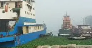 ঘন কুয়াশায় শরীয়তপুর–চাঁদপুর নৌপথে ফেরি চলাচল বন্ধ, দুর্ভোগে যাত্রী-চালকরা